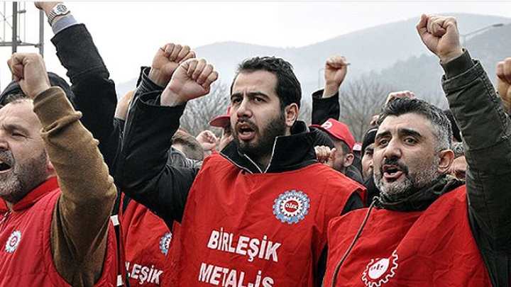 İŞÇİLER BAYRAK AÇTI