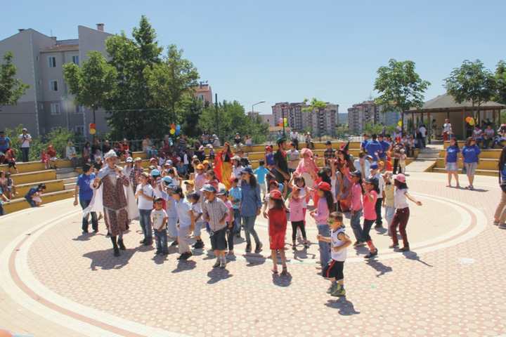 Çocuklar İçin Bir Araya Geldiler