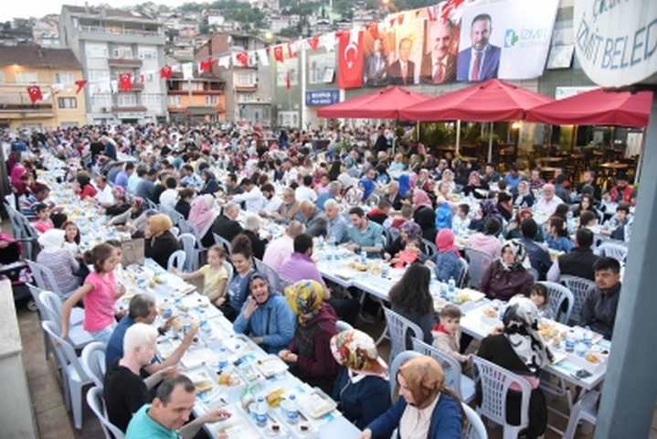 BEKİRPAŞA’DA BİNLERCE KİŞİ BİRLİKTE ORUÇ AÇTI