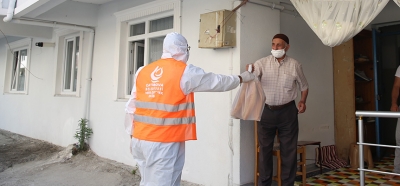 Belediye, karantinaya alınan sokakta ekmek dağıttı