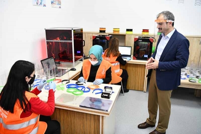 Belediye, sağlıkçılara siperli maske üretiyor