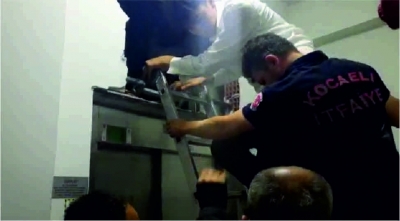 Bir saatlik asansör kabusuna itfaiye son verdi