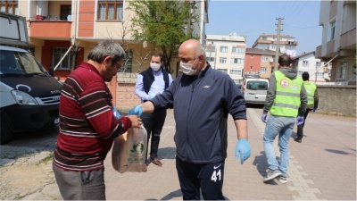 Bıyık, Darıcalılara ekmek dağıttı