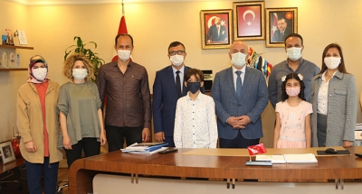 Bıyık koltuğunu çocuklara bıraktı