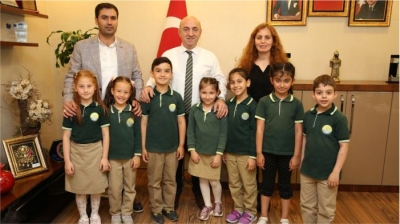 Bıyık Öğrencilerle Satranç Oynadı