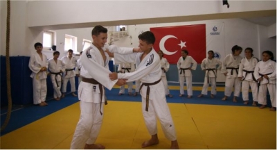 Bu ikizler hem judoda, hem okulda şampiyon