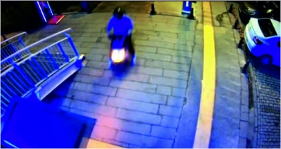 Bu kez de motosiklet ile asansöre çarptılar