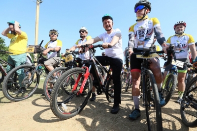 Büyükakın, bisikletçilerle birlikte pedal çevirdi
