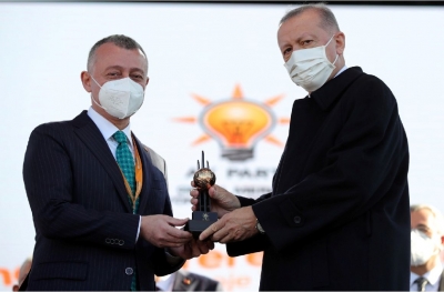 Büyükakın’a gençlik hizmetleri ödülünü verdi!