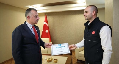 Büyükakın’dan kaplumbağayı kurtaran vatmana teşekkür