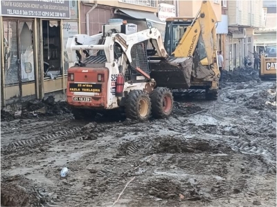 Büyükşehir Ekipleri,  Sel Bölgesinde Yaralara Merhem Oluyor