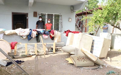 Büyükşehir, sokağa atılan aileye sahip çıktı