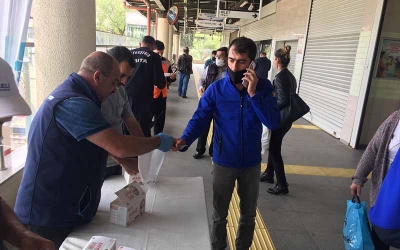 Büyükşehir’den Marmaray istasyonunda maske dağıtımı
