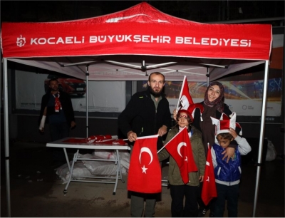 Büyükşehir'den milli maça binlerce bayrakla destek
