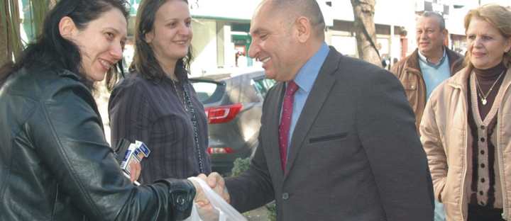Tarhan, halka dokunuyor