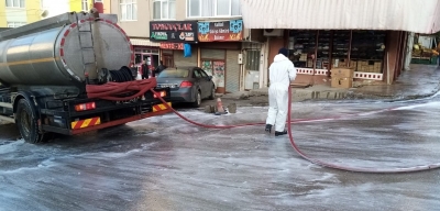 CADDELER KÖPÜKLÜ VE TAZYİKLİ SUYLA YIKANIYOR