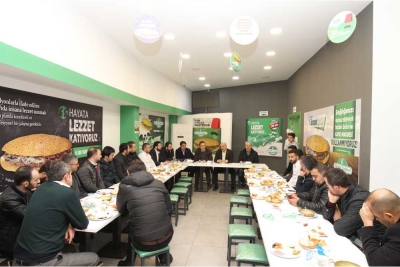 Çarşı esnafıyla buluştu