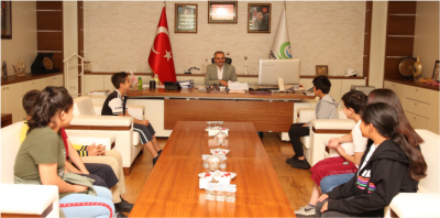 Çat kapı geldiler, fidan dikmek için yer istediler