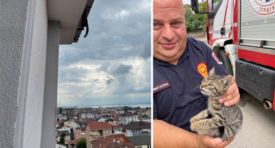 Çatıya asılı kaldı, Büyükşehir ekipleri zamanla yarıştı