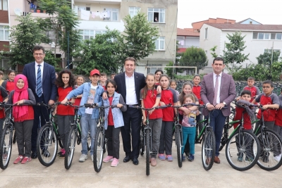 ÇayırovaBelediyesi’den 5. Sınıf Öğrencilerine Karne Hediyesi Bisiklet