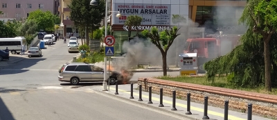 Çayırova'da araç cayır cayır yandı