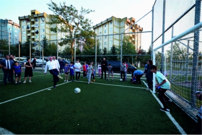 Çayırova’da çocuklarla futbol oynadı