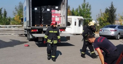 Çayırova'da gıda yüklü kamyon yandı