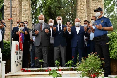 Çayırova'da programlar şehitlik ziyareti ile başladı