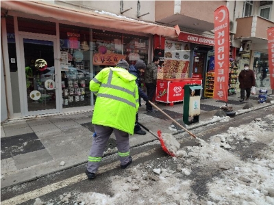 Çayırova’da yollar açık, kaldırımlar temizleniyor