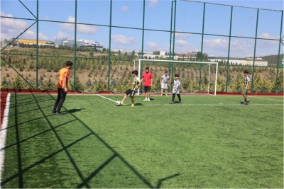 Çayırovalı gençler, yaz tatillerini halı sahalarda geçiriyor