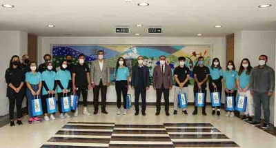 Çiftçi başarılı öğrencileri kabul etti