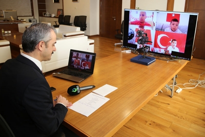 Çiftçi, çocukların coşkusuna video konferansla ortak oldu