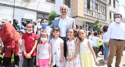 Çiftçi çocuklarla eğlendi