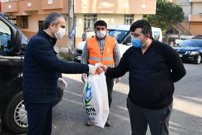 Çiftçi, Ekmek Dağıttı