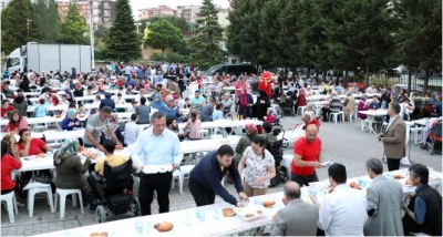 Çiftçi, engelli  vatandaşlar ve ailelerini iftarda ağırladı