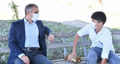 ÇİFTÇİ HAFTA SONUNDA ÇOCUKLARLA ÇALIŞTI