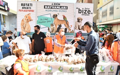 Çiftçi, Hayvanseverlere Mama Dağıttı