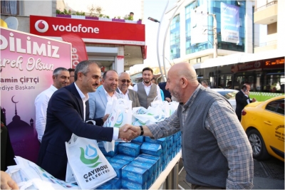 Çiftçi, kandil simidi dağıttı