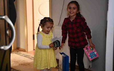 Çiftçi, kendisine mektup yazan küçük Ayşe’ye kitap hediye etti