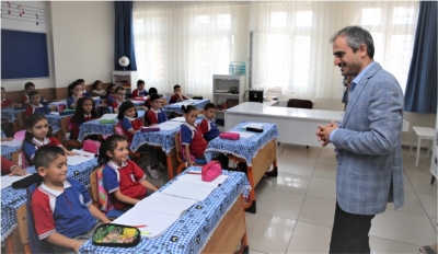 Çiftçi okulları gezdi, öğrencilere nasihat etti