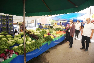 Çiftçi pazarı gezdi, esnafları dinledi