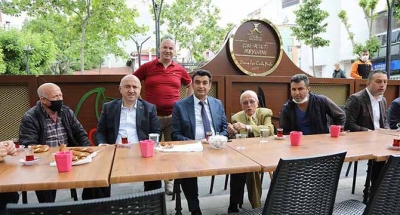 Çınaraltı’nda çay sohbeti