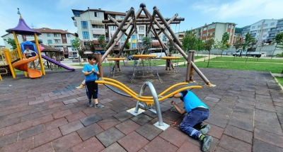 Çocuk oyun gruplarının bakımları yapılıyor