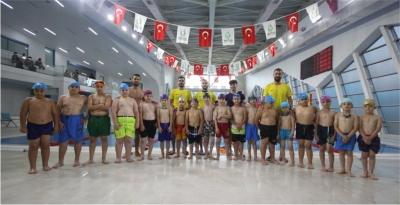 Çocuklar eğlenerek yüzme öğreniyor