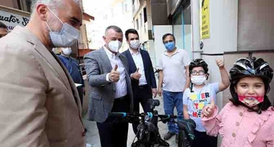 Çocukları mutlu etmeyi sürdürüyor