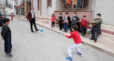 Çocuklarla futbol ve basketbol oynadı