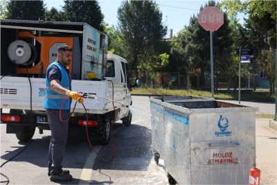 Çöp konteynerleri yerinde yıkanıyor