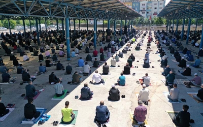 Cuma Namazı için ücretsiz maske ve seccade