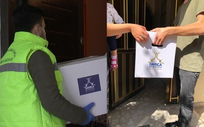 Darıca Belediyesi, kolileri kapı kapı dağıtıyor