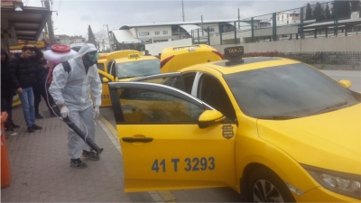 Darıca Belediyesi taksileri dezenfekte ediyor